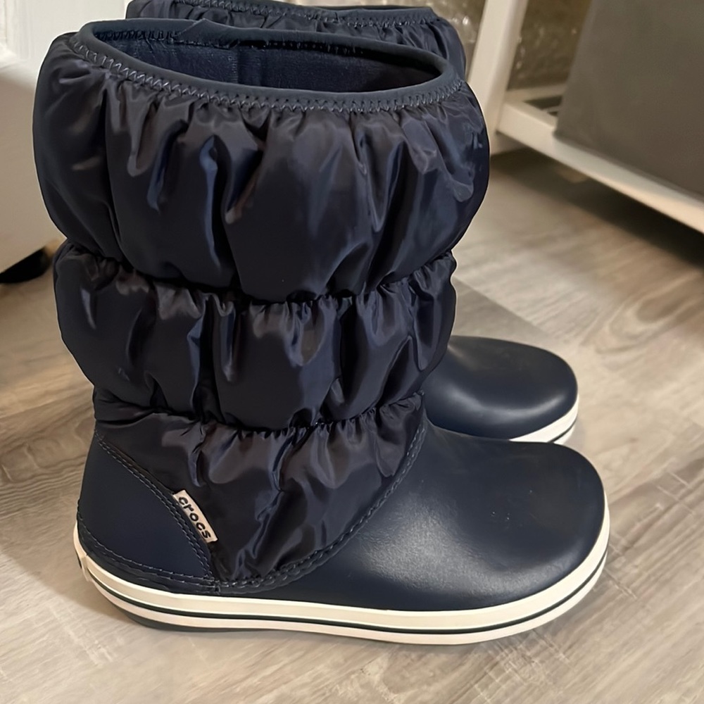 CROCS SNOW BOOTS WOMANS SIZE 6
